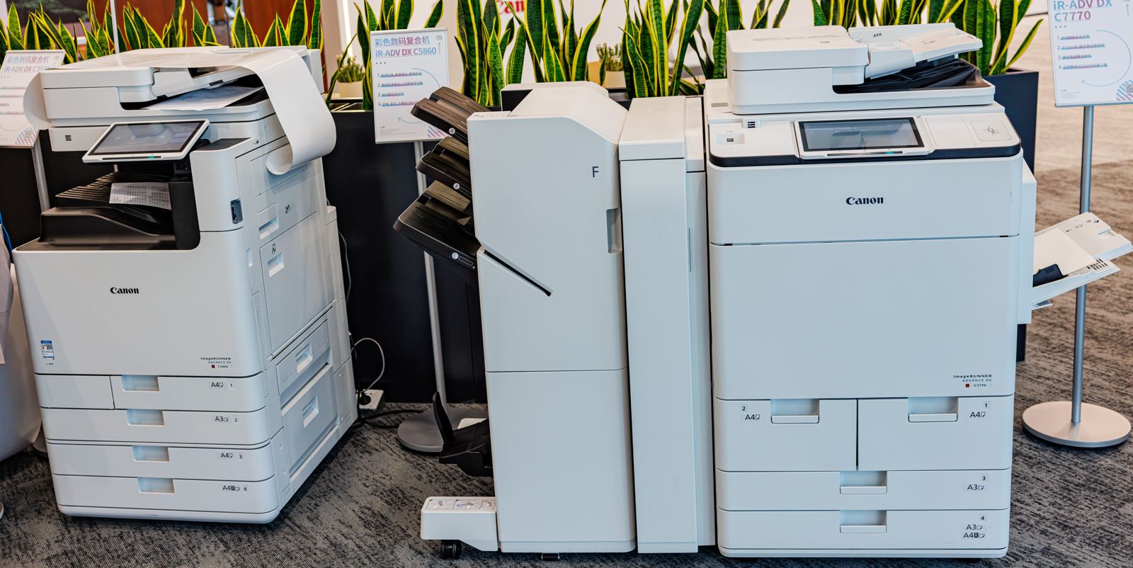 Imprimantes multifonctions en service dans un bureau